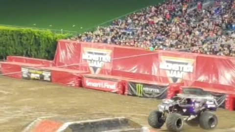 Monster Truck gets big air and loses hood!
