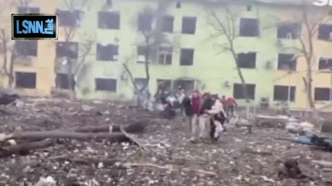 Donne e bambini sepolti sotto le macerie dopo che un attacco aereo russo