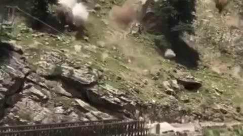 Terrifying Mountain Landslide Sends Boulders Crashing Down 😱🏔️