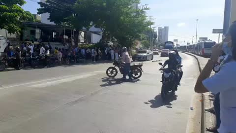 VEHÍCULOS EN CARRIL TRANSCARIBE