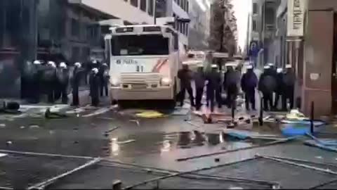 Belgium: Police hit protesters with water cannons during vaccine passport protest Nov. 20, 2021