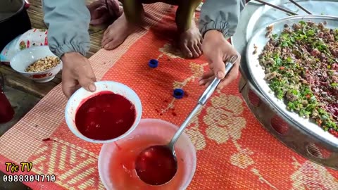 le mukbang est un plat vietnamien avec du sang cru