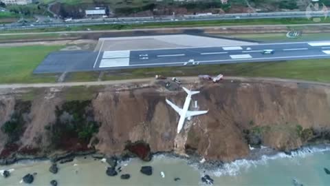 Footage shows plane stuck on cliff edge after skidding off runway in Turkey