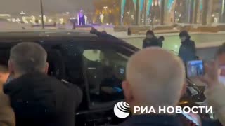 WATCH: Journalists in Moscow chase Tucker Carlson like paparazzi