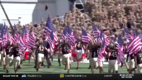 ENTIRE ARMY FOOTBALL TEAM ENTERS FIELD CARRYING AMERICAN FLAGS 09-11-2021