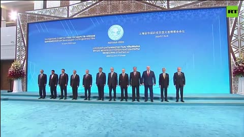 Líderes mundiais posam para foto antes da reunião do conselho da OCS