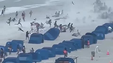 Footage captures waterspout ripping through crowded beach _Shorts