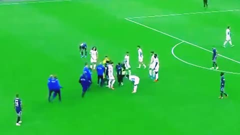 Supporters snatched the ball from Messi_s feet _ PSG VS MARSEILLE _shorts(480P).mp4