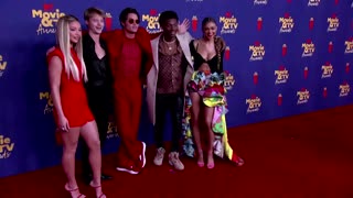 Celebrities shine on MTV red carpet