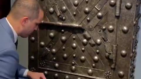 How to open an 18th century safe