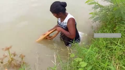 Fishing women new model || women exposing in water || techniques to catch.