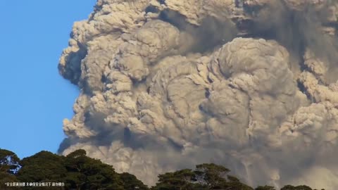 Japan's Sakurashima volcano erupted again, spewing up 2400 meters of ash,