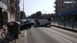 Auto prevrnut na krov potpuno zatvorio Zvonimirovu u Zagrebu