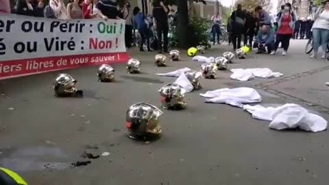 Cérémonie funeste de suspension de pompiers français ( Covid 19 France)