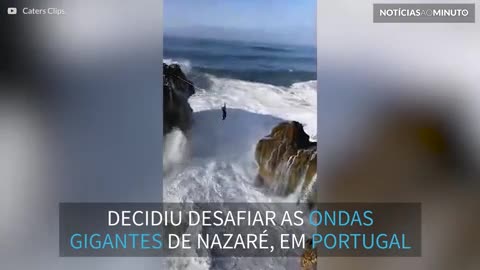 Jovem desafia a morte ao fazer slackline sobre ondas gigantes em Portugal