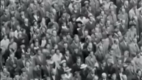 Rok 1942 plné Václavské náměstí a zfanatizovani češi slibuji věrnost třetí říši