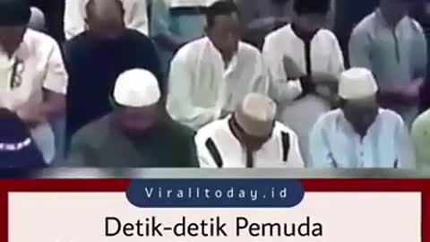 The moment a young Muslim dies while praying
