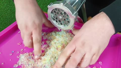 Experiment ORBEEZ vs MEAT GRINDER