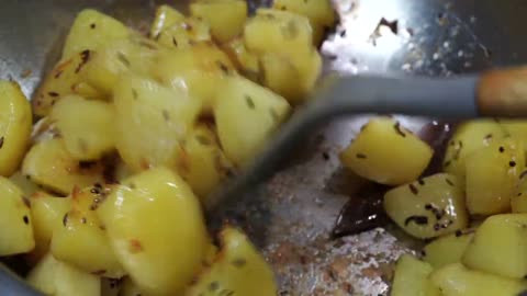 QUICK EASY & TASTY POTATO CURRY _ Delicious Aloo Curry (No Onion Garlic Recipe)