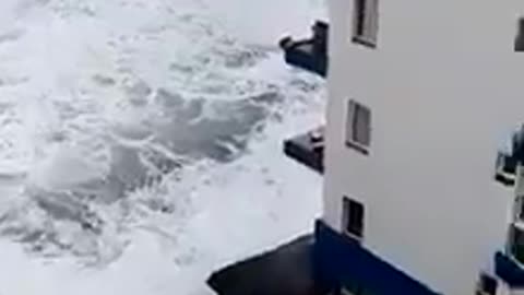 Strašna snimka s Tenerifa, divovski valovi razbijaju zgradu