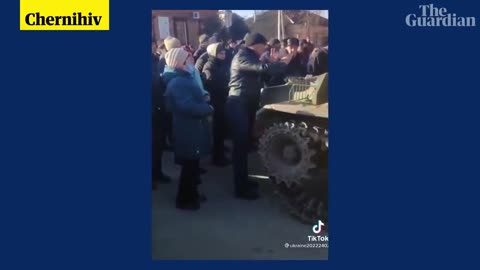 Unarmed Ukrainians try to push back Russian troops