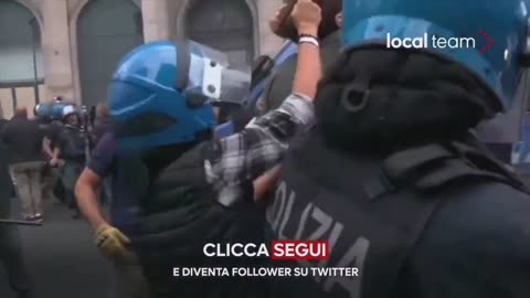 Rome: plain-clothes policeman hitting protesters