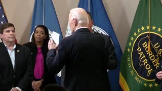 Despite Having His Notes, Joe Biden Still Managed to Lose Train of Thought Before Border Agents