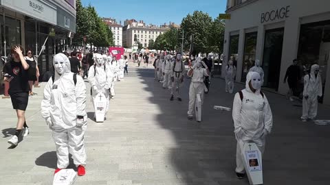 LEs MAsques Blancs Action l'Ecole des LArmes au Centre de Lyon et PArc de la tête d'or