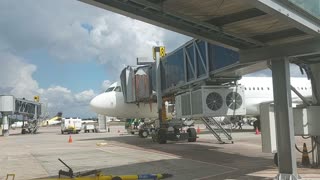 Descendo do Airbus A321 PT-MXB pela porta traseira em Manaus