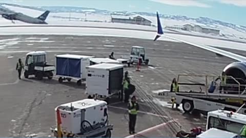 CCTV shows moment JetBlue A320 Avoids head on landing traffic at Hayden-Yampa Valley Airport