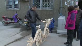 Un chino fabrica una bicicleta con forma de dragón hecha de palitos de helado