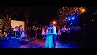 Pareja de recién casados realizan espectacular baile en su boda