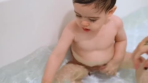 Baby see bath bomb first time..(his reactions)?😍😍🤣😱