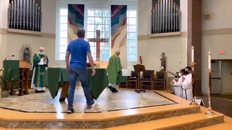 Unmasked man accused of ‘trespassing’ confronts parish priest in Washington state