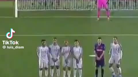 Messi plays fake free kicks 😂