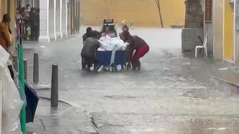 Turistas en traje de baño ayudan a carretillero en el Centro