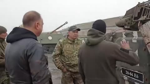 Parking of Ukrainian self-propelled cannons captured by the Russians.