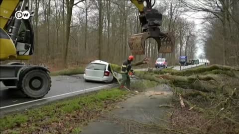 Storm causes transport chaos in Germany | DW News