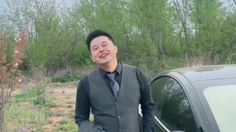 Behind-the-scenes: Chinese Elon got hurt by patting on Tesla