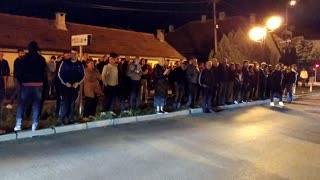 Sveštenika Todorovića ispred zgrade nikšićke policije dočekali građani
