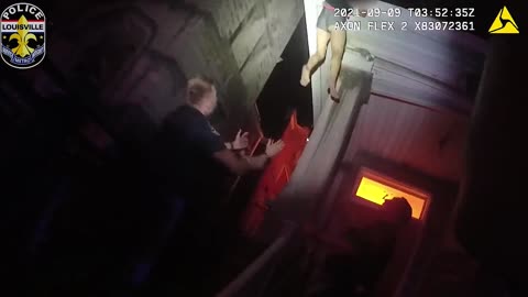 Moment Hero Kentucky Cops Rescue Woman From Roof Of Burning Building