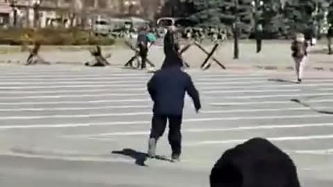 LIVE FOOTAGE UKRAINE CIVILIANS PROTESTING RUSSIAN SOLDIERS FIRE OVER THEIR HEADS!
