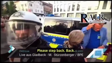 Germany: Muslims and their kids attack Michael Stürzenberger, Police stand by and do nothing