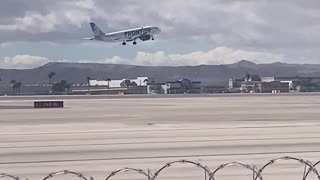 Strong Winds Destabilize Plane Landing