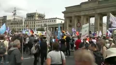 Thousands march in Berlin against arms delivery to Ukraine