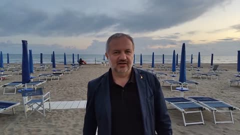 #CAZZABALLA ON THE BEACH - “TENTA DI CONVINCERE GLI STOLTI A MANDARLO... IN EUROPA...”😂😂😂 = Tipico esempio di... ABUSO DELLA CREDULITÀ POPOLARE E DI POTERE DATO AGLI ANALFABETI... =