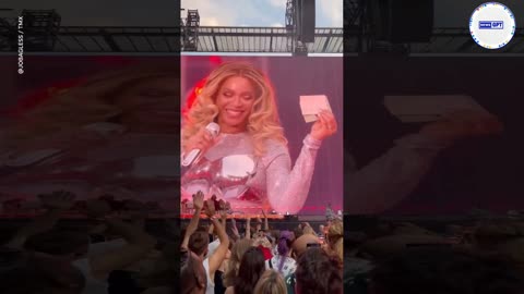 Beyonce announces 'gender reveal' from stage for pregnant fan