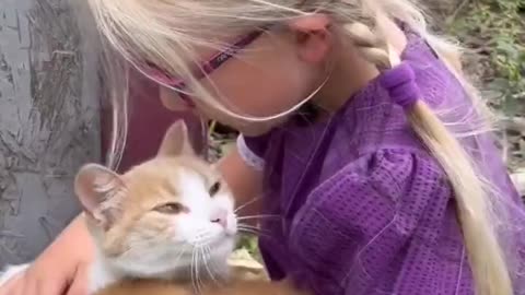 Cat introduces her kitten to a little girl..🐈🐾👧🥰