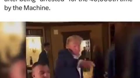 Trump joyfully crashes a wedding at his club after being “arrested