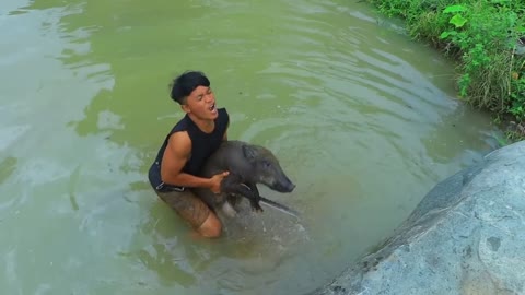 Jungle my life | Catch big pig in water | Roasted big pig for dinner-19